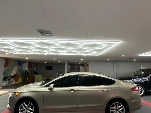 Used 2016 Ford Fusion SE image 3