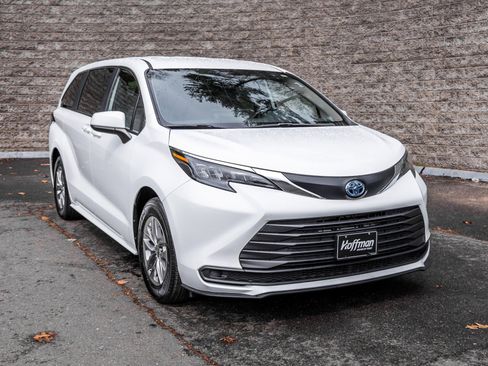 Used 2025 Toyota Sienna LE image 2