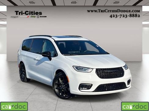 Used 2025 Chrysler Pacifica Limited FWD image 1