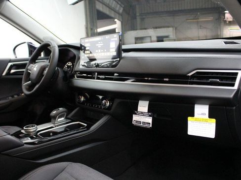 New 2026 Mitsubishi Outlander SE image 17