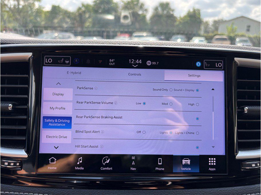 Used 2024 Chrysler Pacifica Limited FWD image 35