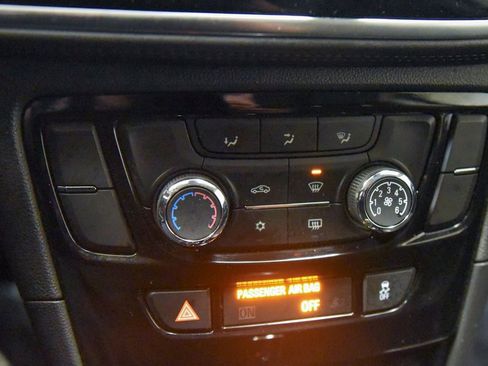 Used 2021 Buick Encore Preferred image 17