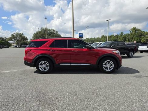 Used 2024 Ford Explorer XLT RWD image 3