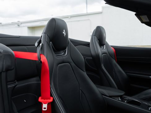 Used 2019 Ferrari Portofino image 30