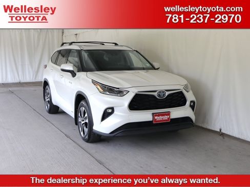 Used 2021 Toyota Highlander XLE AWD/4WD image 1