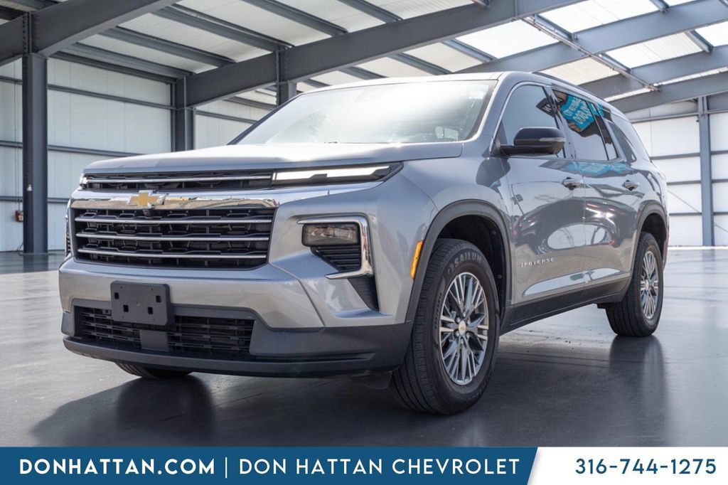 Used 2024 Chevrolet Traverse LT FWD image 1
