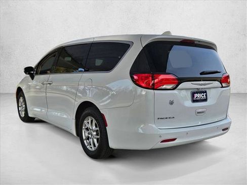 Used 2018 Chrysler Pacifica LX image 7