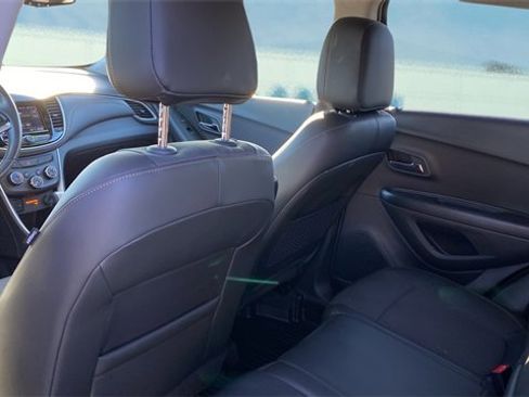 Used 2022 Chevrolet Trax LT w/ LT Convenience Package image 21