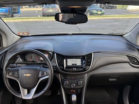 Used 2017 Chevrolet Trax LT w/ LT Convenience Package AWD/4WD image 12