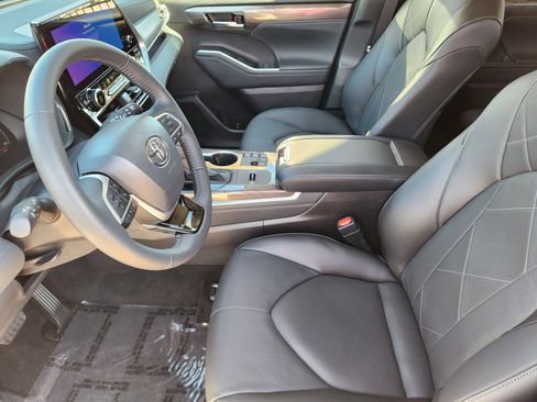 Used 2025 Toyota Highlander Platinum image 16