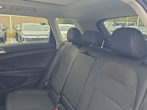 Used 2025 Volkswagen Taos SE AWD/4WD image 7