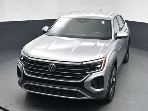 Used 2025 Volkswagen Atlas Cross Sport SE image 11
