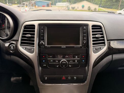 Used 2012 Jeep Grand Cherokee Laredo RWD image 12