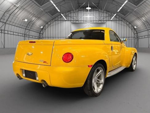 Used 2004 Chevrolet SSR w/ Preferred Equipment Group RWD image 2