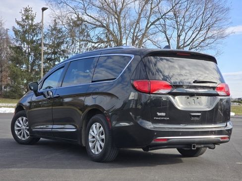 Used 2019 Chrysler Pacifica Touring-L image 11