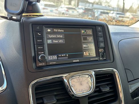 Used 2016 Chrysler Town & Country Touring image 14