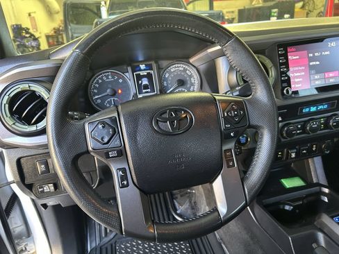 Used 2022 Toyota Tacoma TRD Off-Road w/ Technology Package AWD/4WD image 5