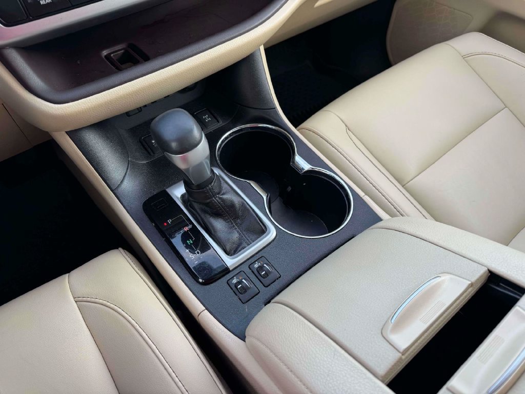 Used 2019 Toyota Highlander XLE AWD/4WD image 32