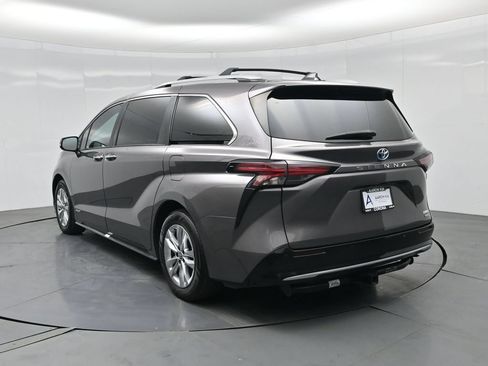 Used 2021 Toyota Sienna Limited FWD image 5