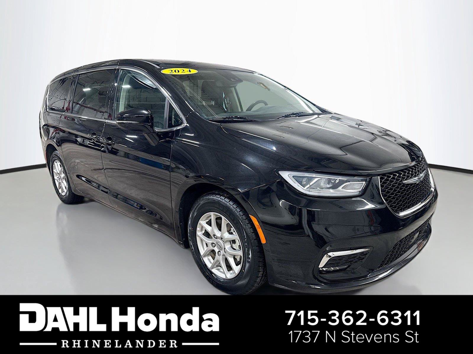 Used 2024 Chrysler Pacifica Touring-L FWD image 1