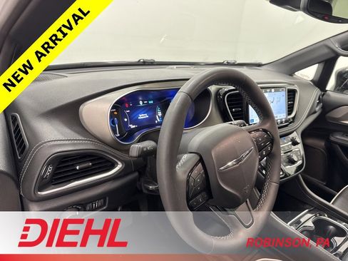 Used 2023 Chrysler Pacifica Limited w/ S Appearance Package image 23