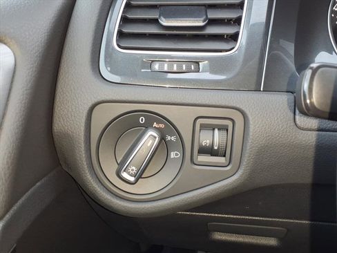 Used 2020 Volkswagen Golf 4-Door image 25