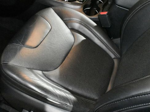 Used 2019 Jeep Cherokee Limited image 11