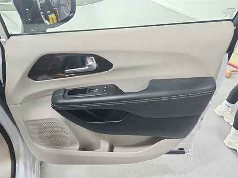 Used 2024 Chrysler Pacifica Limited image 41