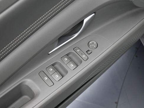 Used 2023 Hyundai Elantra SEL w/ Convenience Package image 16