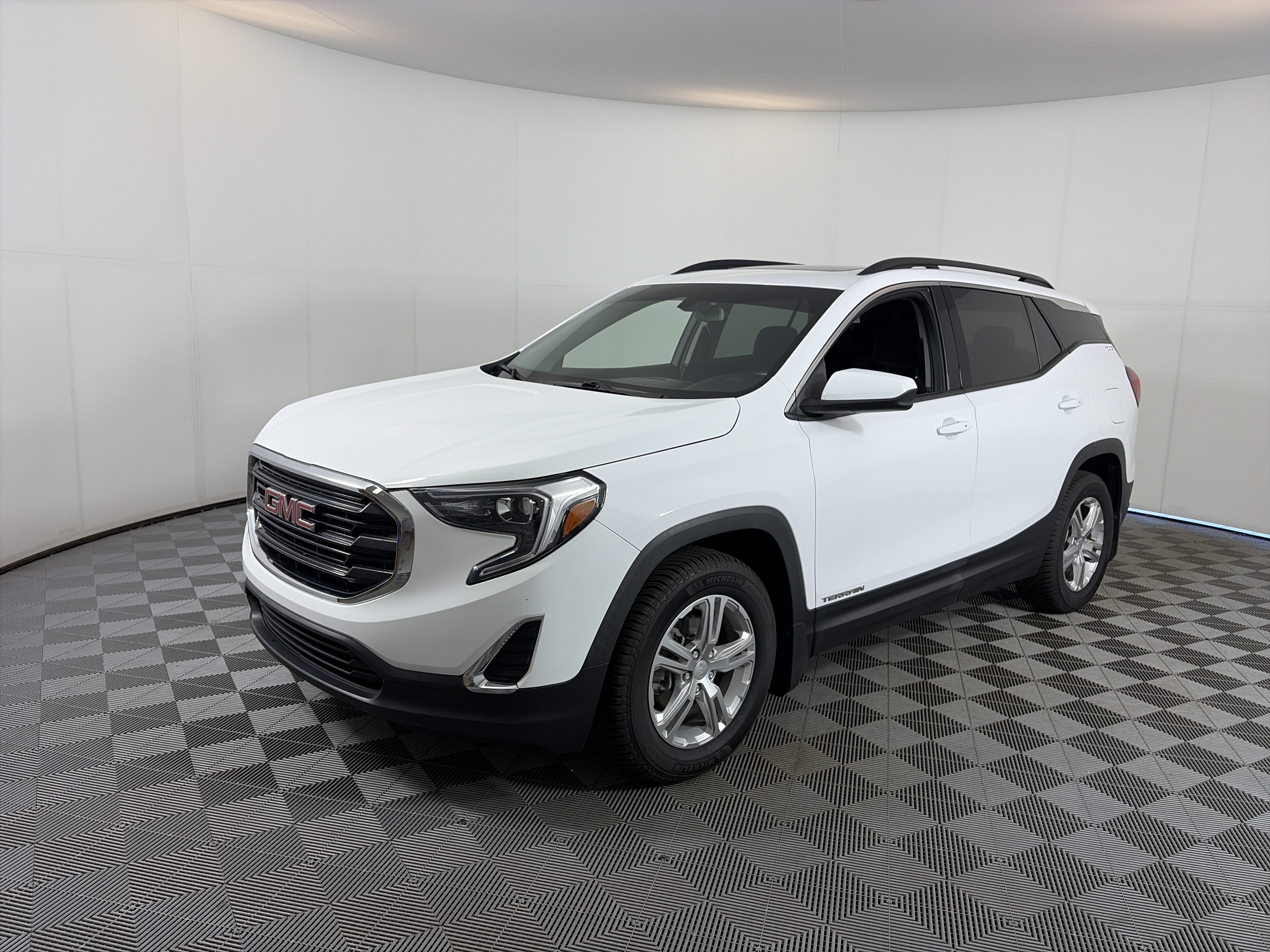 Used 2018 GMC Terrain SLE w/ Driver Convenience Package FWD image 2