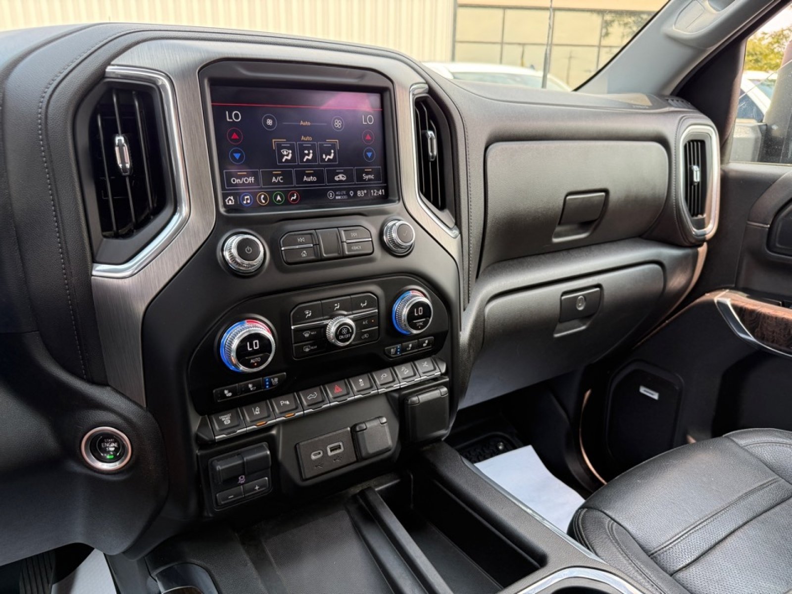 Used 2023 GMC Sierra 2500 Denali w/ Denali Black Diamond Edition AWD/4WD image 12