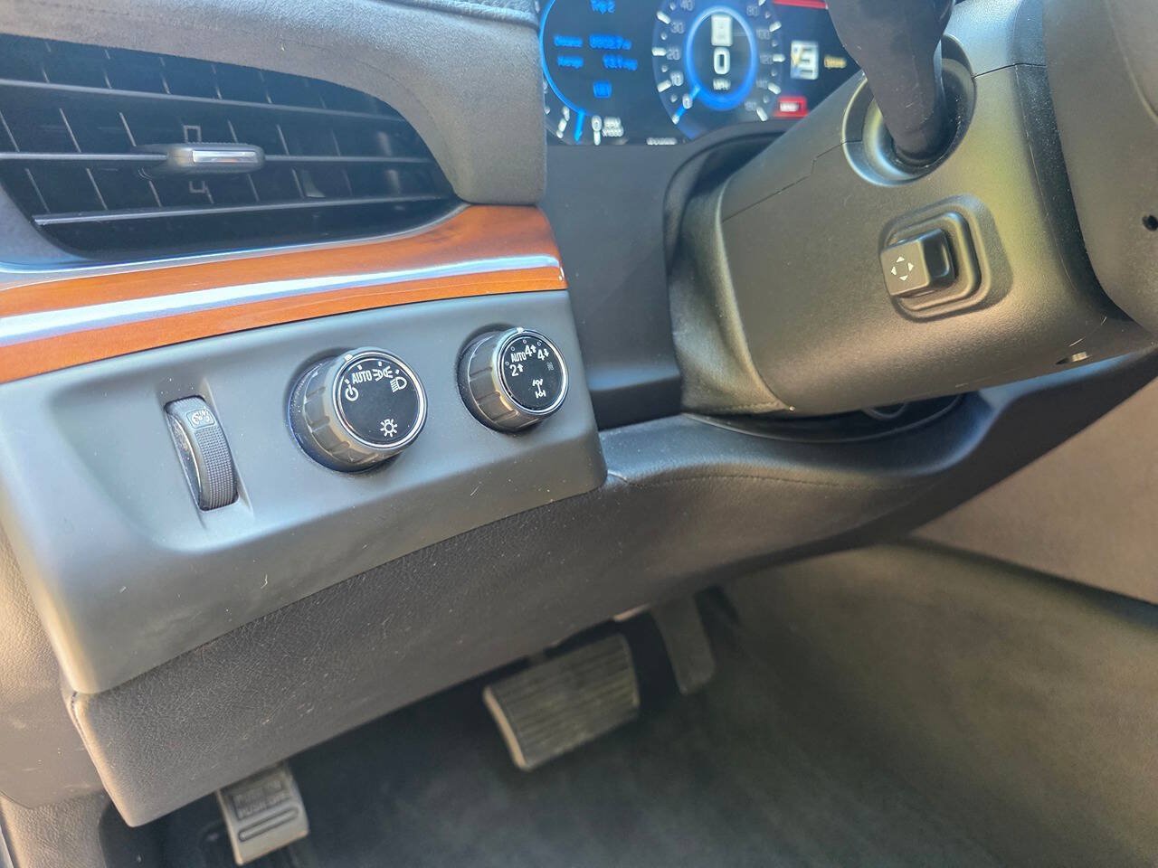 Used 2018 Cadillac Escalade Luxury AWD/4WD image 18