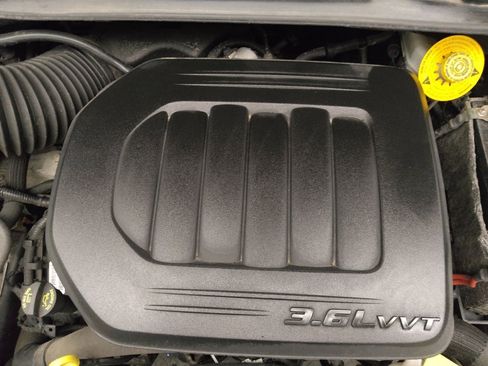 Used 2019 Dodge Grand Caravan SE w/ UConnect Hands-Free Group image 30