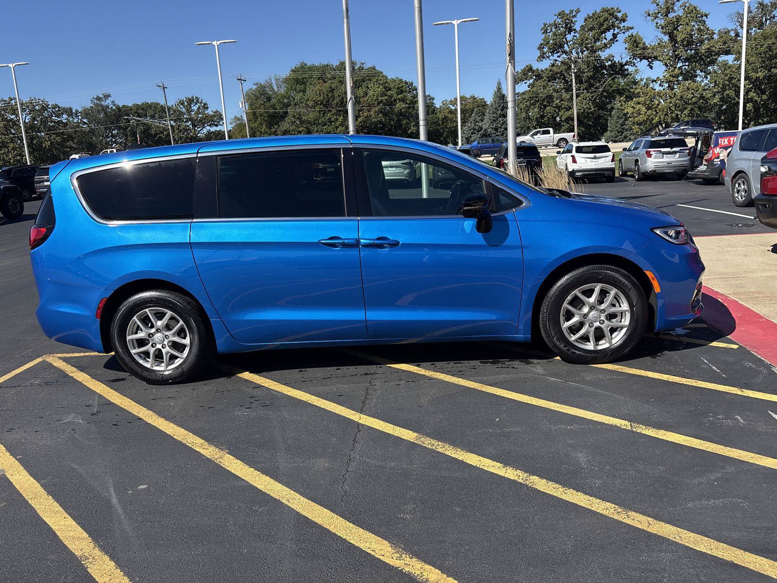 Used 2026 Chrysler Pacifica Select FWD image 4