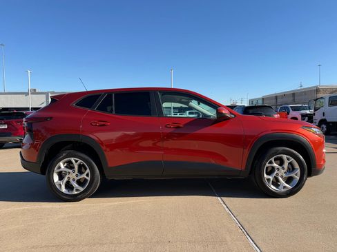 Used 2024 Chevrolet Trax LS w/ LS Convenience Package image 4