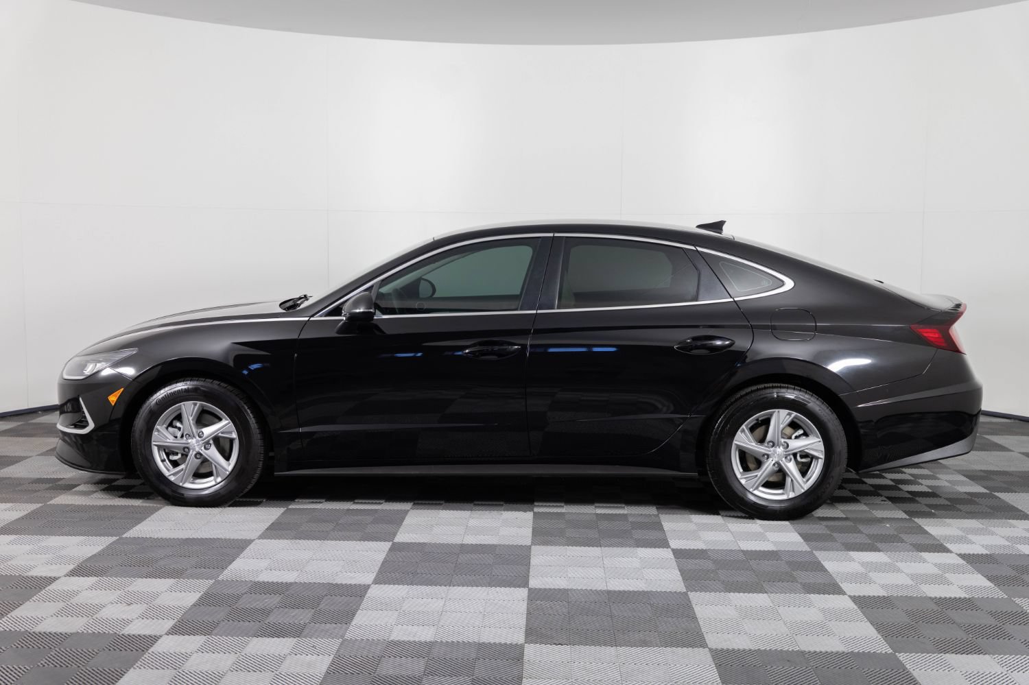 Used 2023 Hyundai Sonata SE w/ Preferred Accessory Package FWD image 3