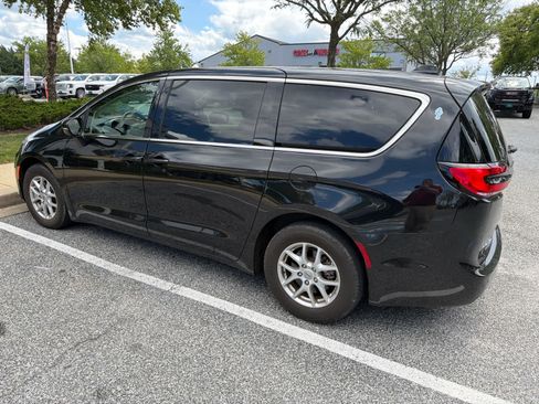 Used 2023 Chrysler Pacifica Touring-L FWD image 3