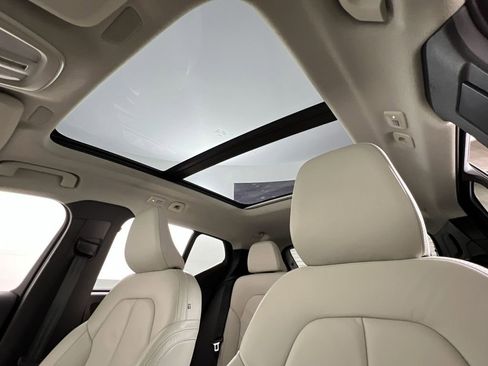 Used 2024 Volvo XC40 B5 Plus image 17