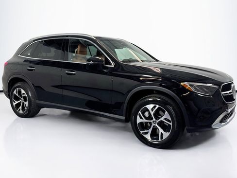 Used 2025 Mercedes-Benz GLC 350e 4MATIC image 3