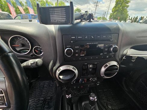 Used 2015 Jeep Wrangler Unlimited Rubicon w/ Connectivity Group AWD/4WD image 19