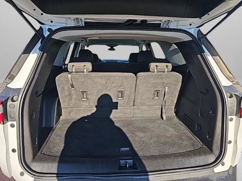 Used 2021 Chevrolet Traverse LS image 16