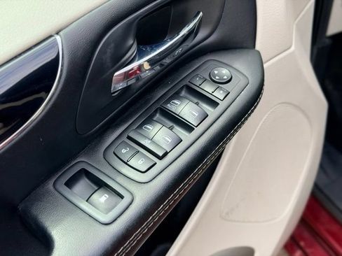 Used 2017 Dodge Grand Caravan SXT FWD image 18