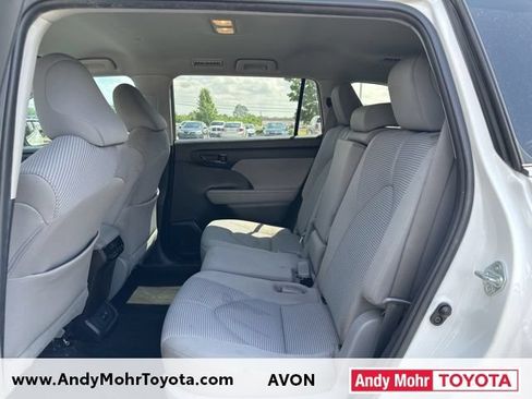 Used 2022 Toyota Highlander L FWD image 11