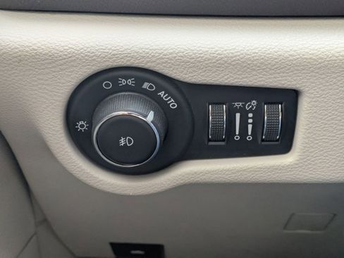 Used 2018 Chrysler Pacifica Touring-L w/ Premium Audio Group image 15