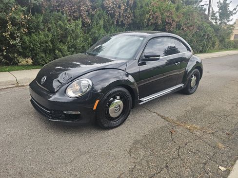 Used 2013 Volkswagen Beetle TDI image 2