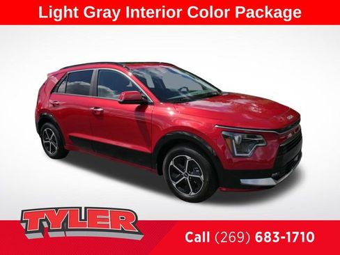 Used 2025 Kia Niro SX image 1