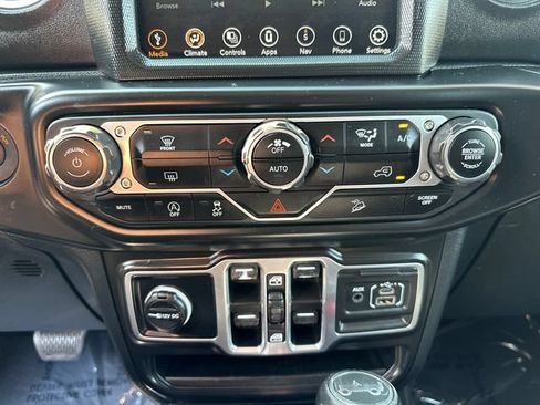Used 2018 Jeep Wrangler Unlimited Sahara AWD/4WD image 35