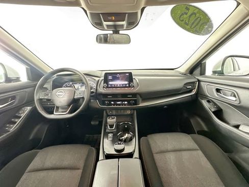 Used 2025 Nissan Rogue SV image 3