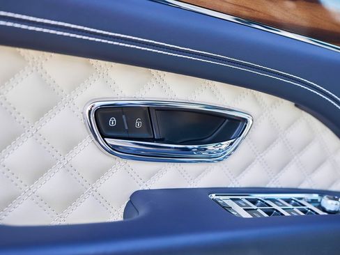 Used 2021 Bentley Bentayga image 31