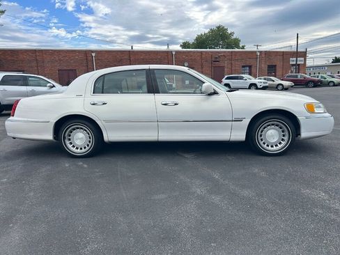 Used 2002 Lincoln Town Car Executive RWD image 2
